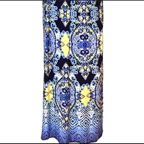 En Focus Printed V-Neck Maxi Dress - Picture 2 of 6